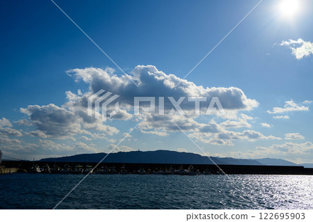 Seascape of Akashi Strait in Akashi City, Hyogo Prefecture, with Awaji Island in the background 122695903