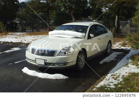 晴天時,隨著氣溫升高,客車車窗上積雪逐漸滑落並捲成螺旋狀,這是罕見的自然現象。 晴天時,隨著氣溫升高,客車車窗上積雪逐漸滑落並捲成螺旋狀,這是罕見的自然現象。 122695976