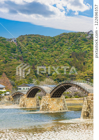 The clear Nishiki River and Kintai Bridge 122696357