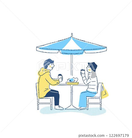 穿著冬衣的年輕夫妻在露天咖啡館放鬆身心 122697179