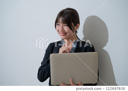 日本女人拿著電腦微笑 日本女人拿著電腦微笑 122697638