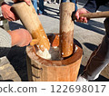 Pounding rice cakes in a mortar with a pestle 122698017