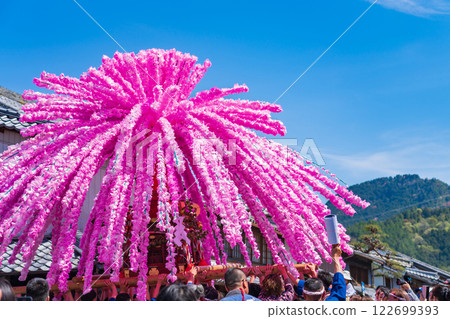 Mino Festival: Flower Mikoshi parading through the streets lined with udatsu (Mino City, Gifu Prefecture) Mino Festival: Flower Mikoshi parading through the streets lined with udatsu (Mino City, Gifu Prefecture) 122699393