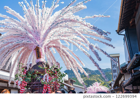 Mino Festival: Flower Mikoshi parading through the streets lined with udatsu (Mino City, Gifu Prefecture) Mino Festival: Flower Mikoshi parading through the streets lined with udatsu (Mino City, Gifu Prefecture) 122699394