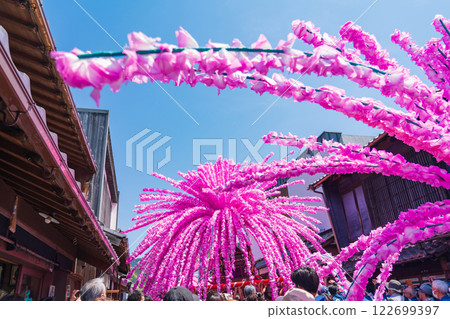 Mino Festival: Flower Mikoshi parading through the streets lined with udatsu (Mino City, Gifu Prefecture) 122699397