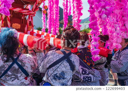 Mino Festival: Flower Mikoshi parading through the streets lined with udatsu (Mino City, Gifu Prefecture) 122699403