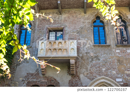 The balcony of Juliet's house in Verona town, Italy, Europe. 122700287