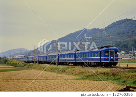 2006: 14 series Blue Train Fuji/Hayabusa running on the Sanyo Main Line 122700396