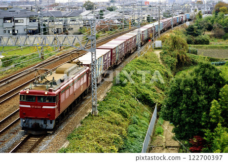 2006年運行於東海道本線上的EF81142次貨櫃貨運列車 122700397