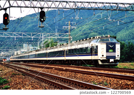 2006: 10 cars of the 583 series sleeper express Kitaguni train running on the Tokaido Line 2006: 10 cars of the 583 series sleeper express Kitaguni train running on the Tokaido Line 122700569