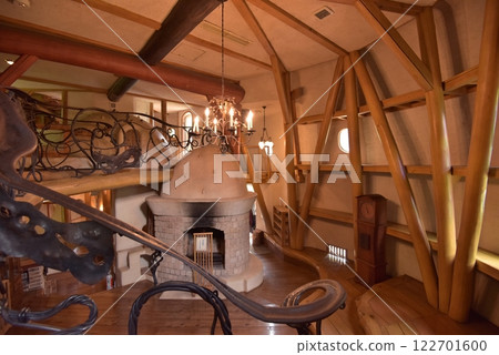 飯能市曙兒童森林公園蘑菇屋,一棟結構複雜的小木屋式建築,從一樓的壁爐房拍攝 飯能市曙兒童森林公園蘑菇屋,一棟結構複雜的小木屋式建築,從一樓的壁爐房拍攝 122701600