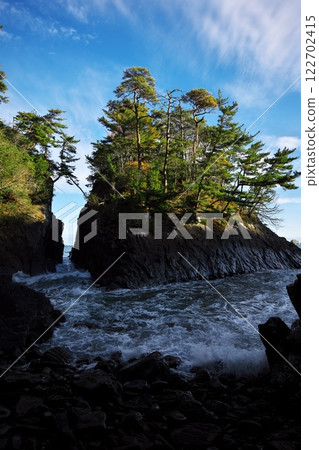Rough waves crashing on Cape Kamiwari in late autumn 122702415