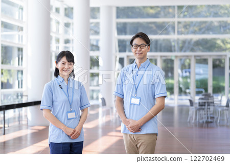 設施工作人員圖片:中年男女對著鏡頭微笑 設施工作人員圖片:中年男女對著鏡頭微笑 122702469