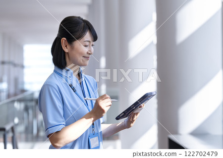 設施工作人員操作平板電腦的圖片 122702479