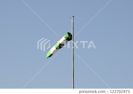 A streamer 122702973