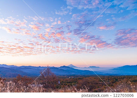 [Yamanashi Prefecture] Autumn in Kiyosato, a distant view of Mt. Fuji from the Utsukushimori Observatory 122703006