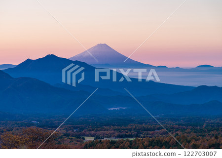 [Yamanashi Prefecture] Autumn in Kiyosato, a distant view of Mt. Fuji from the Utsukushimori Observatory 122703007