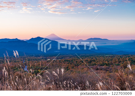 [Yamanashi Prefecture] Autumn in Kiyosato, a distant view of Mt. Fuji from the Utsukushimori Observatory 122703009
