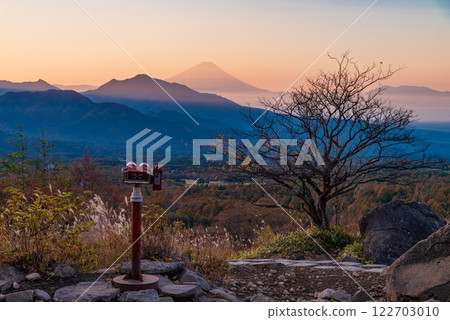 [Yamanashi Prefecture] Autumn in Kiyosato, a distant view of Mt. Fuji from the Utsukushimori Observatory 122703010