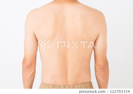 有很多雀斑的中年男子的背影 122703154