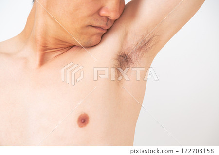 中年男子聞腋窩 122703158