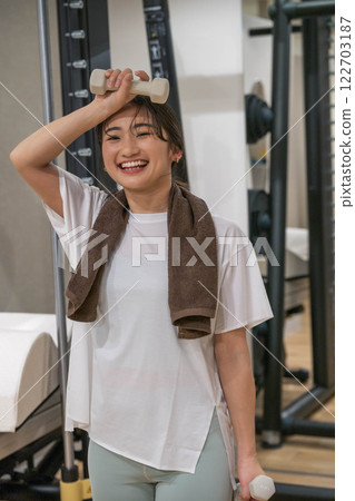 年輕女子在健身房流汗 122703187