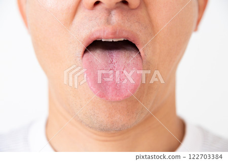 中年男子吐舌頭 122703384