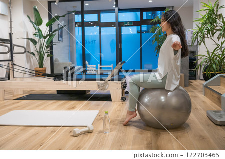 用平衡球鍛鍊的年輕女子 122703465