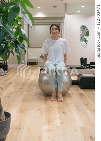用平衡球鍛鍊的年輕女子 122703471