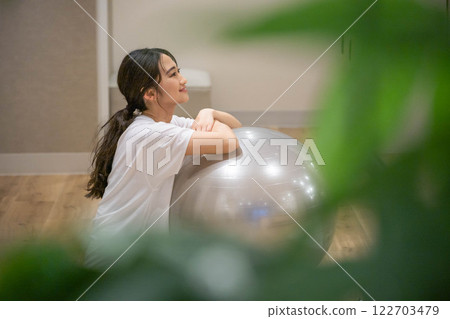 用平衡球鍛鍊的年輕女子 122703479