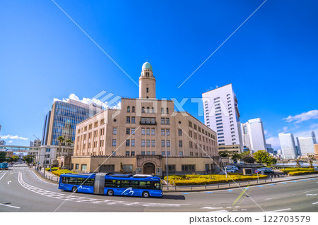 日本橫濱城市景觀，包括橫濱海關、橫濱灣畔藍、橫濱地標塔（第 7 名） 122703579