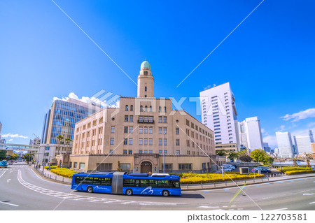 日本橫濱城市景觀，包括橫濱海關、橫濱灣畔藍、橫濱地標塔（第 7 名） 122703581