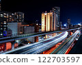 夜間在城市中行駛的汽車光跡 122703597
