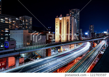 夜間在城市中行駛的汽車光跡 122703597