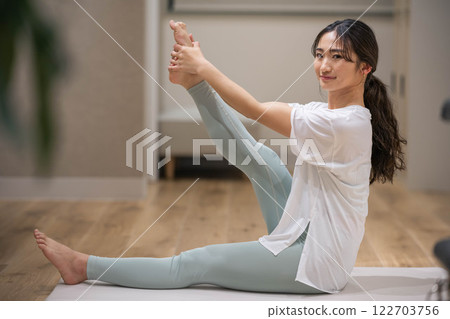 年輕女子伸展雙腿 122703756