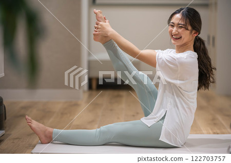 年輕女子伸展雙腿 122703757