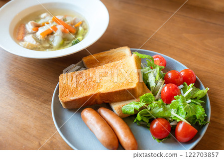 簡單的西式早餐，烤麵包和蔬菜湯 122703857