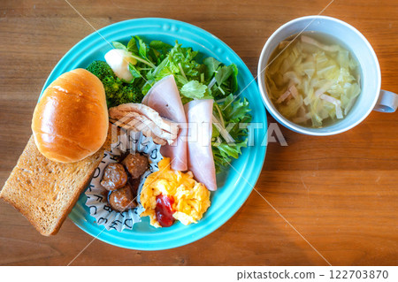 A balanced western-style breakfast plate with cabbage soup A balanced western-style breakfast plate with cabbage soup 122703870
