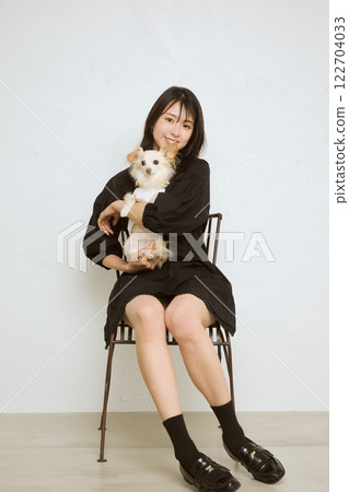 拿著寵物的婦女 122704033