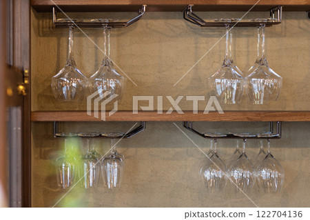 架子上陳列的酒杯 122704136