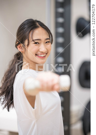 年輕女子用啞鈴訓練 122704179