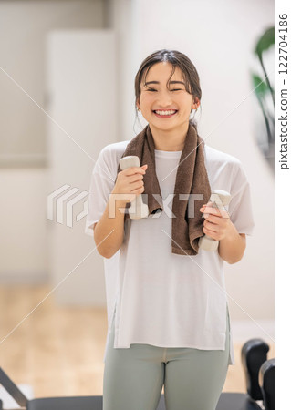 年輕女子用啞鈴訓練 122704186