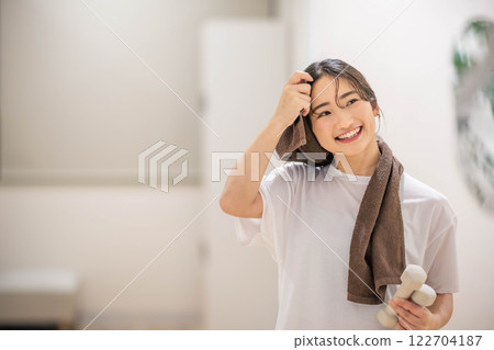 年輕女子用啞鈴訓練 122704187