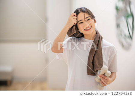 年輕女子用啞鈴訓練 年輕女子用啞鈴訓練 122704188