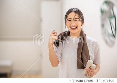 年輕女子用啞鈴訓練 122704190