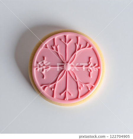 淺粉紅色圓形糖霜餅乾，白色背景。人工智慧生成的圖像。 122704905