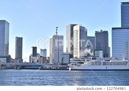 從東京灣望去的辦公大樓和巨大的客船和貨船 從東京灣望去的辦公大樓和巨大的客船和貨船 122704961