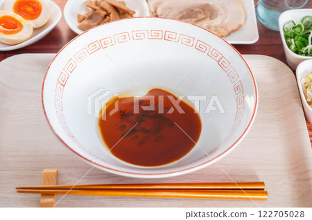 碗裡的醬油拉麵湯 碗裡的醬油拉麵湯 122705028