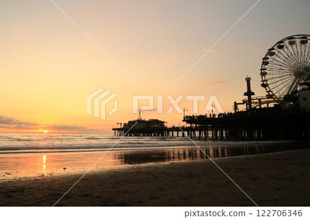夕陽下的海與摩天輪 夕陽下的海與摩天輪 122706346