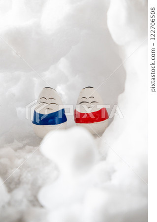 雪屋裡的 kiagari koboshi 娃娃（垂直） 122706508